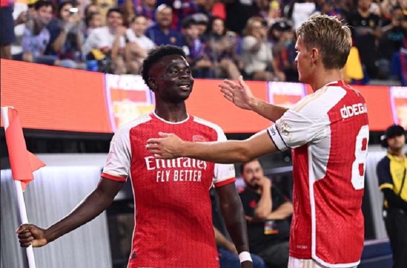 bukayo-saka-bat-ngo-chung-lai-trong-mau-ao-arsenal